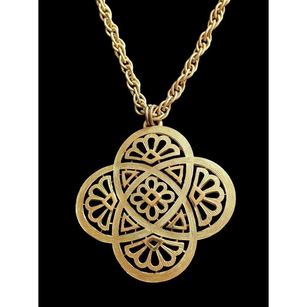Vintage Trifari Large Clover Shaped Filigree Gold Tone Pendant Necklace 21"
